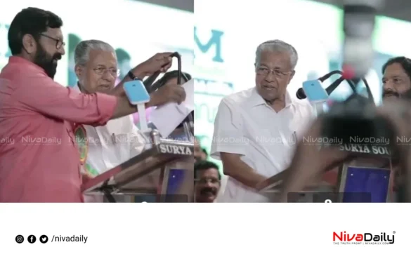 Pinarayi Vijayan microphone issue